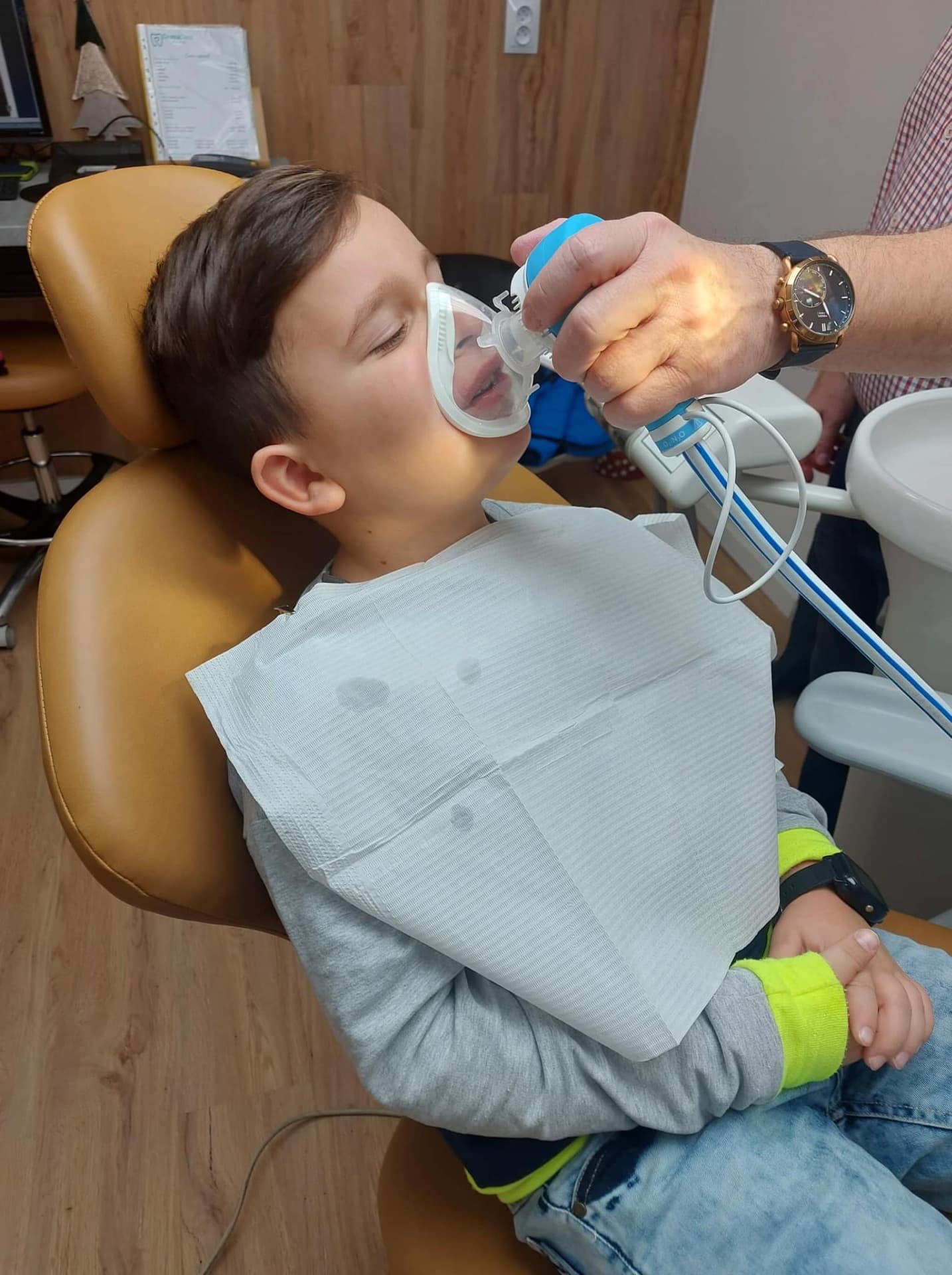 Ošetření dítěte s Entonoxem (rajský plyn) v klidu